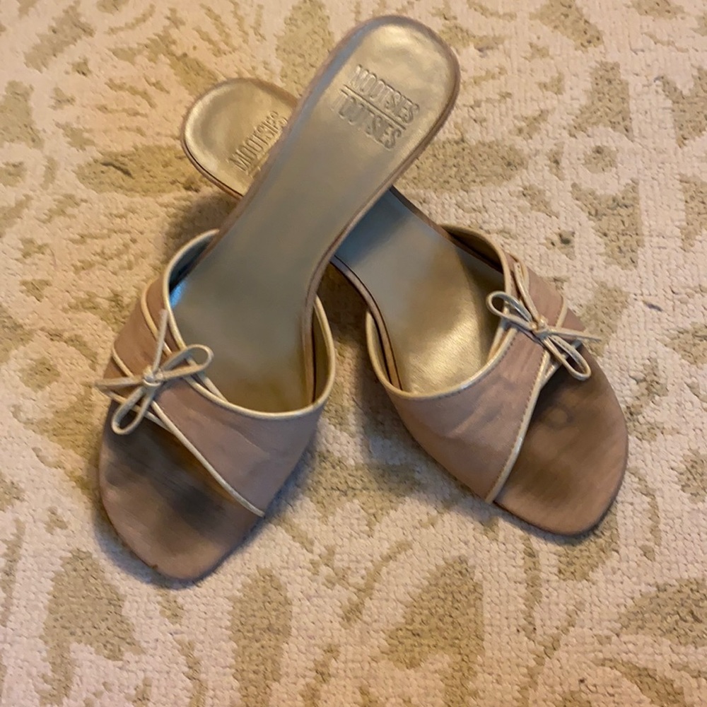 Cute tan sandals with bows.